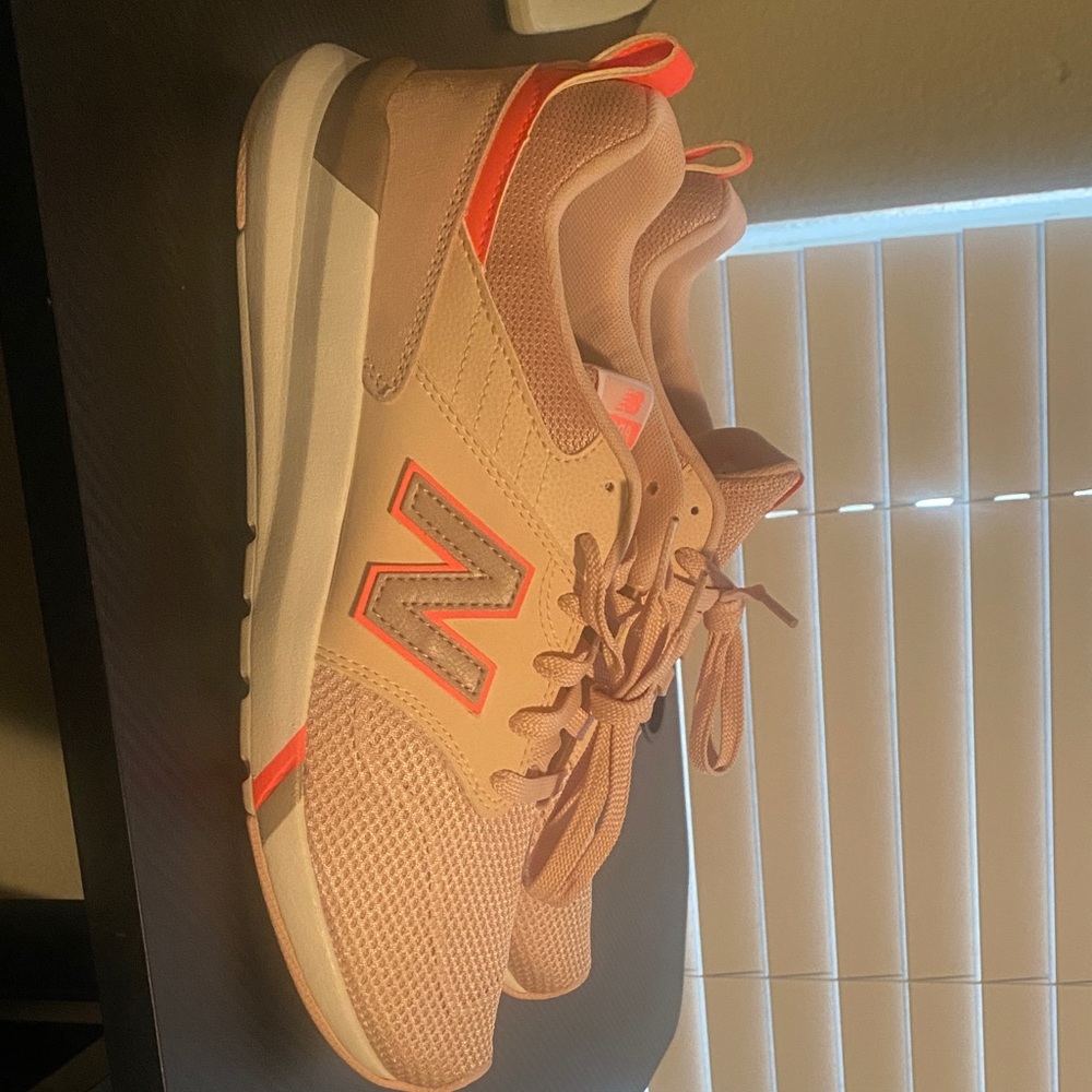 New Balance Women's 009 V1 Sneaker Oyster pink and cream Athletic Shoes - Picture 8 of 8